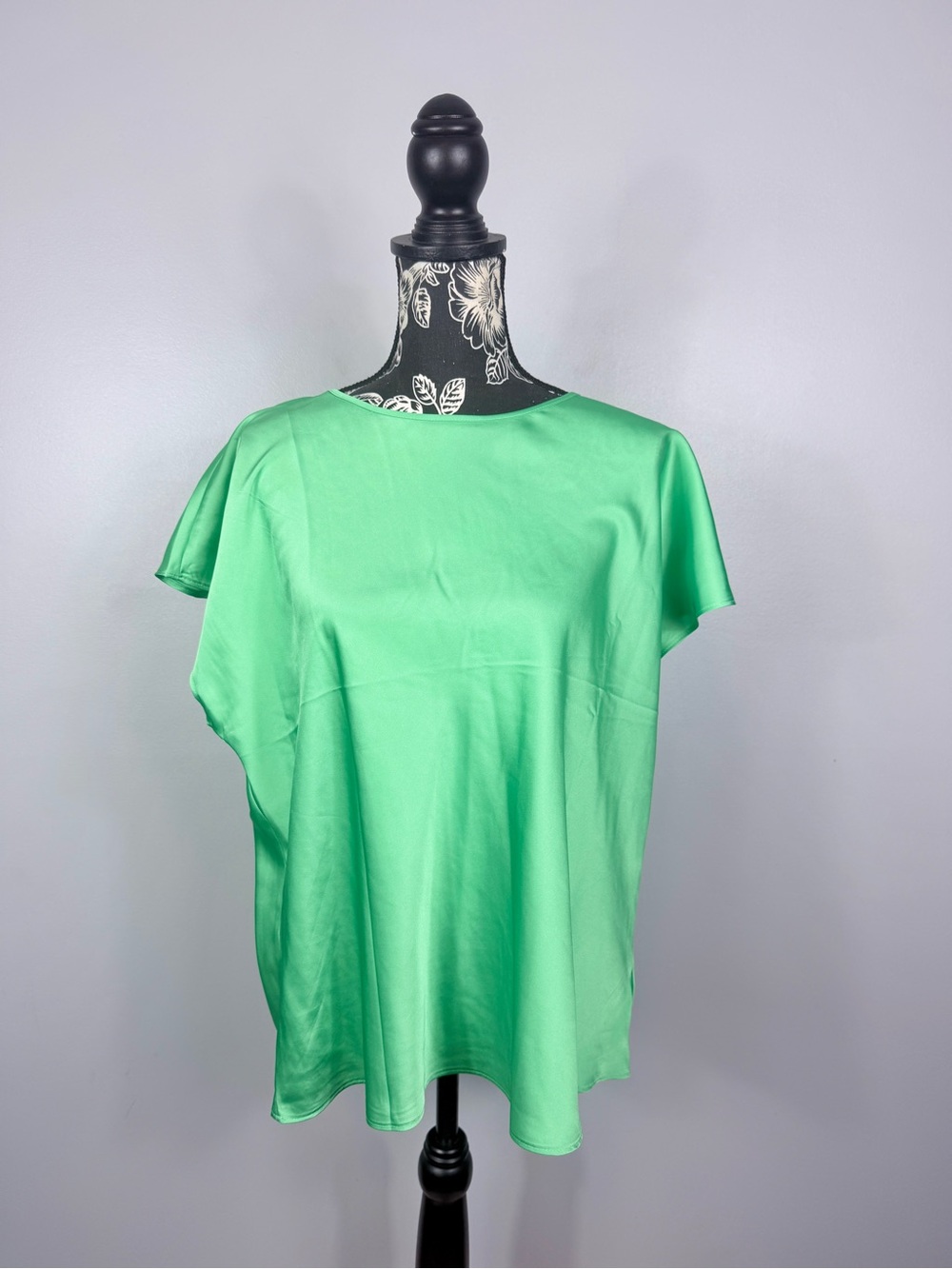 Express Kelly green silky/satin cap short sleeve loose fit top size XL